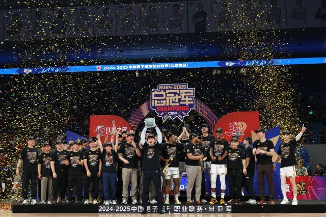 （体育）（25）篮球——CBA总决赛：浙江方兴渡队夺冠XxjpseC007554_20250520_PEPFN0A001.jpg